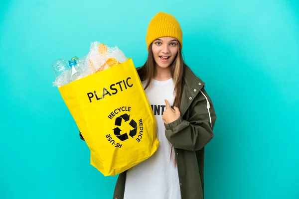 Menina Segurando Saco Cheio Garrafas Plástico Para Reciclar Sobre Fundo — Fotografia de Stock
