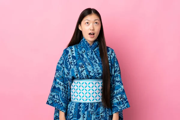 Joven Chica China Usando Kimono Sobre Fondo Aislado Mirando Hacia —  Fotos de Stock