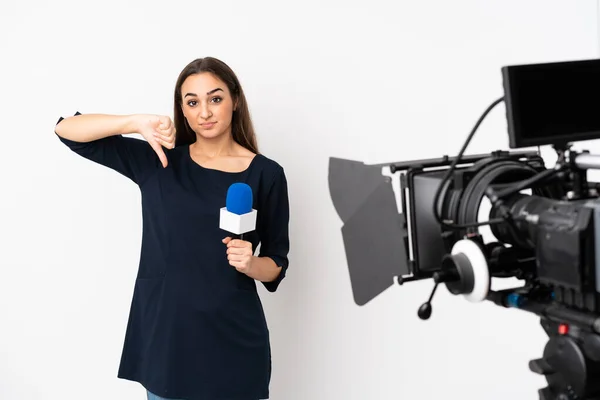 Mulher Repórter Segurando Microfone Relatando Notícias Isoladas Fundo Branco Fazendo — Fotografia de Stock
