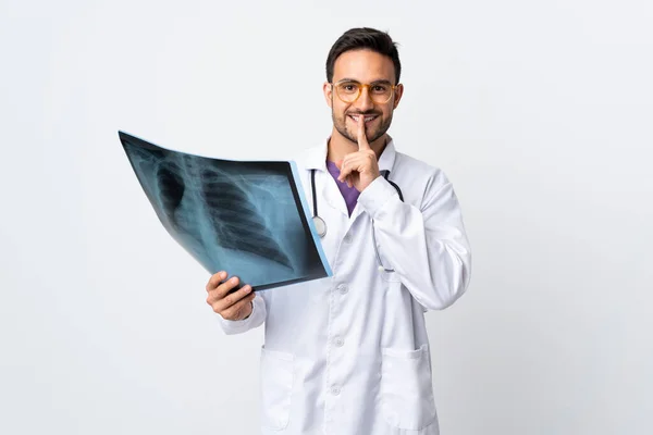 Młody Lekarz Trzyma Radiografię Białym Tle Wykonując Gest Milczenia — Zdjęcie stockowe