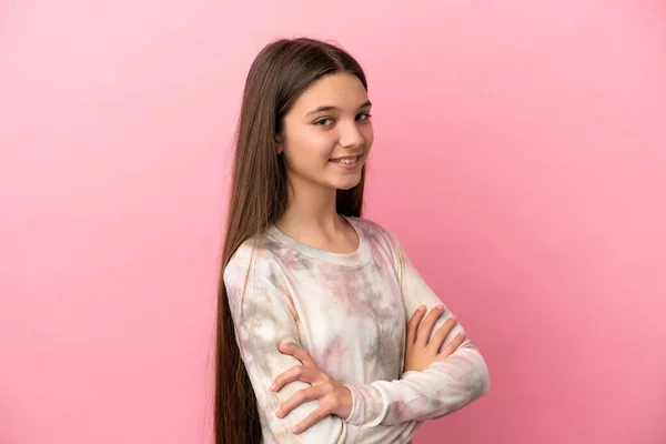 Menina Sobre Fundo Rosa Isolado Com Braços Cruzados Olhando Para — Fotografia de Stock