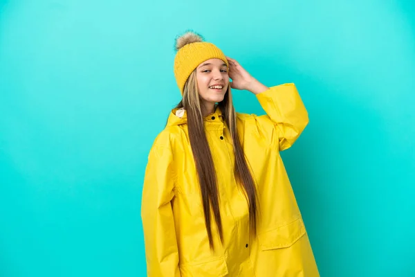 Niña Usando Abrigo Impermeable Sobre Fondo Azul Aislado Sonriendo Mucho —  Fotos de Stock