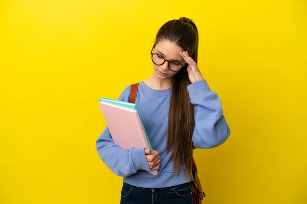 Öğrenci Bir Kadın Sarı Arka Planda Baş Ağrısı Var — Stok fotoğraf