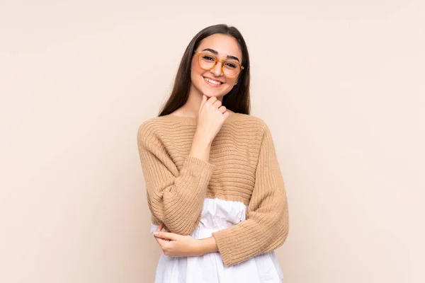 Mujer Joven Caucásica Aislada Sobre Fondo Beige Con Gafas Sonriente —  Fotos de Stock