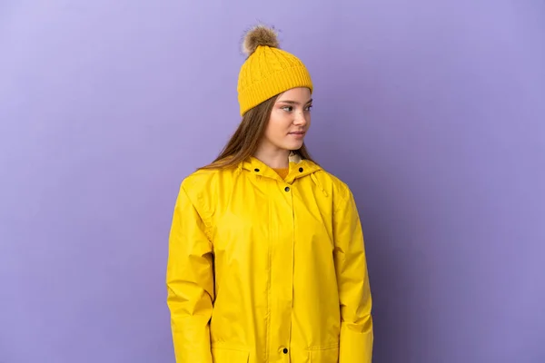 Ragazza Adolescente Che Indossa Cappotto Antipioggia Sfondo Viola Isolato Guardando — Foto Stock