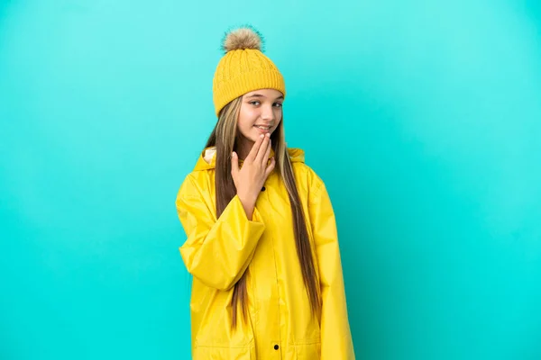 Niña Usando Abrigo Impermeable Sobre Fondo Azul Aislado Mirando Hacia —  Fotos de Stock