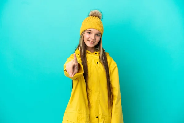 Menina Vestindo Casaco Prova Chuva Sobre Fundo Azul Isolado Mostrando — Fotografia de Stock