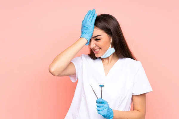 Zahnärztin Hält Werkzeug Isoliert Auf Rosa Hintergrund Und Hat Zweifel — Stockfoto