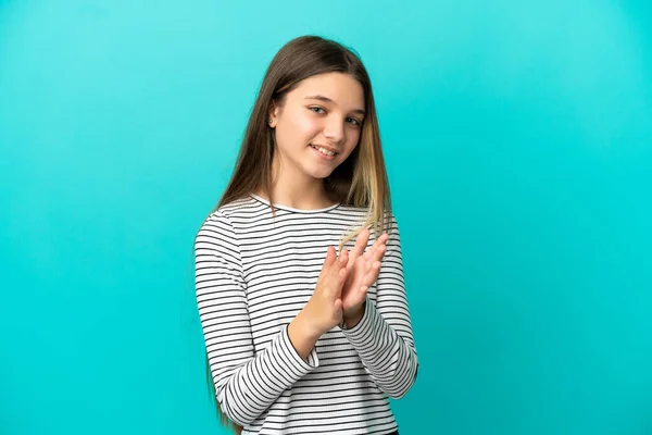 Menina Sobre Fundo Azul Isolado Aplaudindo Após Apresentação Uma Conferência — Fotografia de Stock