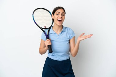 Yakışıklı, genç tenisçi, beyaz arka planda izole edilmiş, yüzünde şok ifadesi olan beyaz tenli kadın.