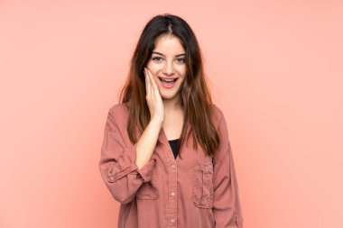 Pembe arka planda izole edilmiş beyaz bir kadın. Şaşırmış ve şok olmuş bir yüz ifadesi var.