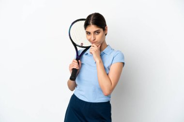 Beyaz arka planda soyutlanmış yakışıklı genç tenisçi beyaz kadın
