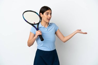 Yakışıklı genç tenisçi, beyaz arka planda yalıtılmış beyaz tenli kadın.