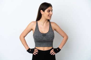 Beyaz arka planda izole edilmiş beyaz bir kadın. Kolları kalçasında ve diğer tarafına bakıyor.