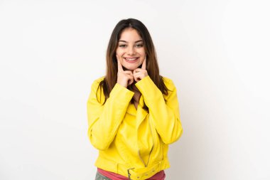 Beyaz arka planda izole edilmiş genç beyaz kadın mutlu ve hoş bir ifadeyle gülümsüyor.