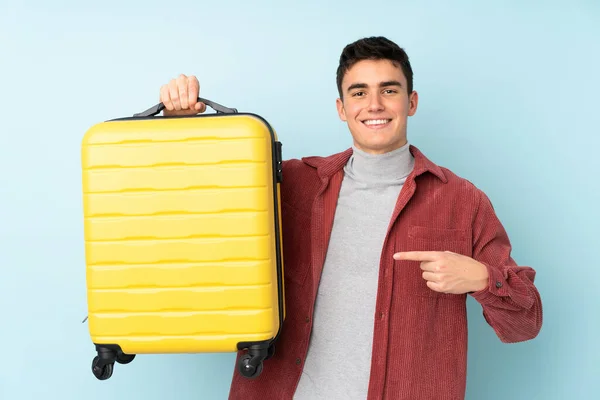 Adolescente Caucasiano Homem Isolado Fundo Roxo Férias Com Mala Viagem — Fotografia de Stock