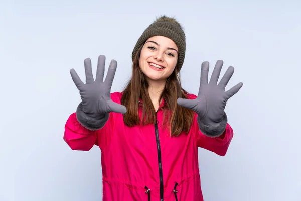 Menina Com Chapéu Inverno Isolado Fundo Azul Contando Dez Com — Fotografia de Stock