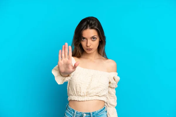 Joven Mujer Caucásica Aislada Sobre Fondo Azul Haciendo Stop Gesture — Foto de Stock