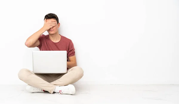 Homem Adolescente Sentado Flor Com Seu Laptop Cobrindo Olhos Pelas — Fotografia de Stock