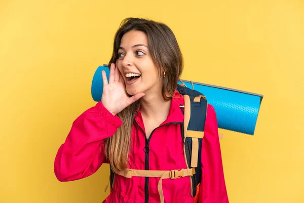 Joven Montañero Con Una Gran Mochila Aislada Sobre Fondo Amarillo —  Fotos de Stock