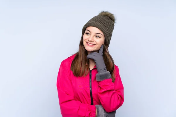 Giovane Ragazza Con Cappello Invernale Isolato Sfondo Blu Pensando Idea — Foto Stock