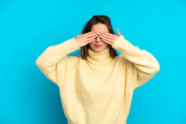 Mulher Caucasiana Jovem Isolado Fundo Azul Cobrindo Olhos Por Mãos — Fotografia de Stock