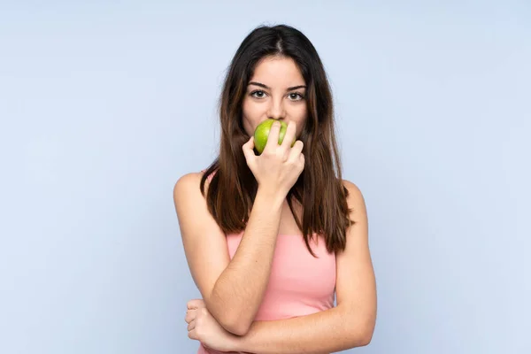 Ung Kaukasisk Kvinna Isolerad Blå Bakgrund Äta Ett Äpple — Stockfoto