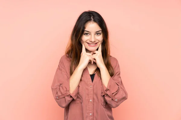 Mulher Caucasiana Jovem Isolado Fundo Rosa Sorrindo Com Uma Expressão — Fotografia de Stock