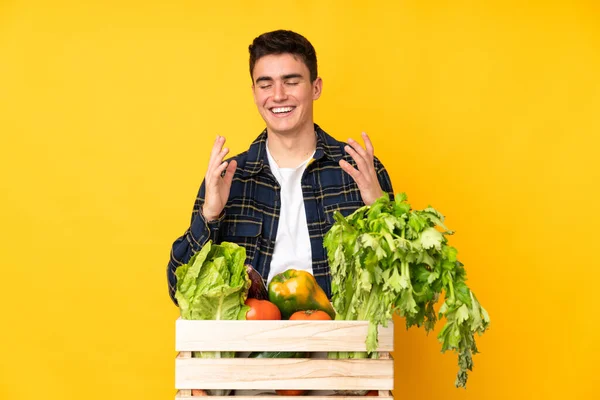Adolescente Granjero Hombre Con Verduras Recién Recogidas Una Caja Riendo — Foto de Stock