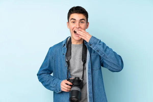 Hombre Fotógrafo Adolescente Aislado Sobre Fondo Azul Con Expresión Facial — Foto de Stock