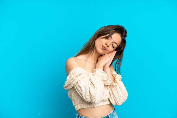 Mujer Joven Caucásica Aislada Sobre Fondo Azul Haciendo Gesto Sueño — Foto de Stock