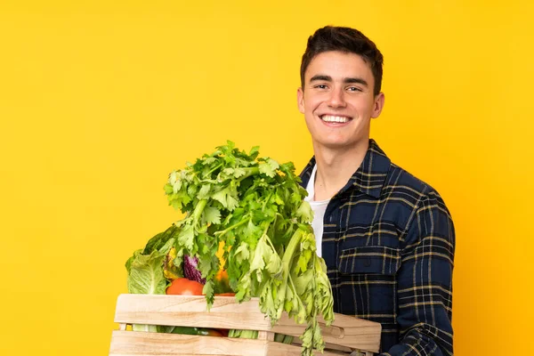 Tonårsodlare Man Med Nyplockade Grönsaker Låda — Stockfoto