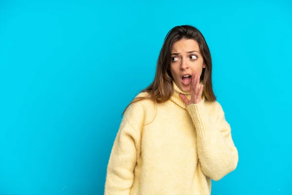 Joven Mujer Caucásica Aislada Sobre Fondo Azul Susurrando Algo Con — Foto de Stock