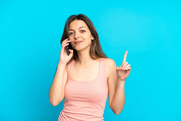 Jeune Femme Caucasienne Utilisant Téléphone Mobile Isolé Sur Fond Bleu — Photo