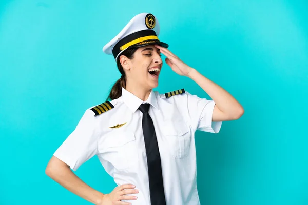 Pilot Samolot Biały Kobieta Odizolowany Niebieski Tło Uśmiechając Się Dużo — Zdjęcie stockowe