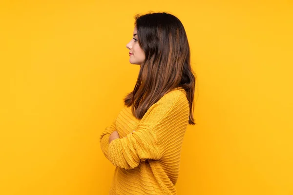 Jovem Caucasiana Isolada Sobre Fundo Amarelo Posição Lateral — Fotografia de Stock