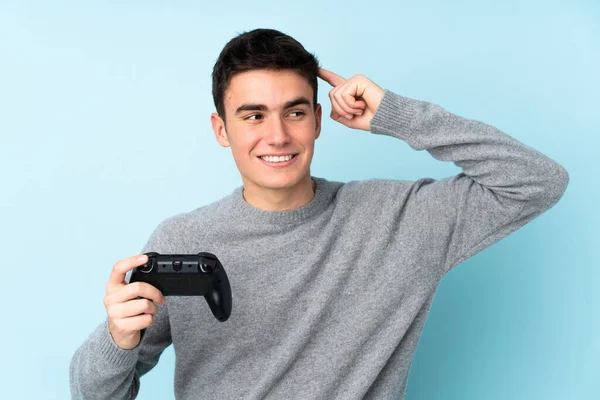 Hombre Caucásico Adolescente Jugando Con Controlador Videojuegos Aislado Sobre Fondo —  Fotos de Stock