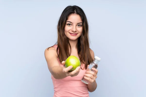 Ung Kaukasisk Kvinna Isolerad Blå Bakgrund Med Ett Äpple Och — Stockfoto