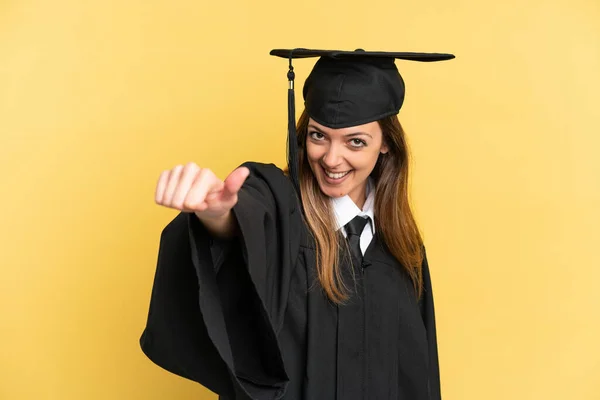 Ung Universitetsexamen Isolerad Gul Bakgrund Ger Tummen Upp Gest — Stockfoto