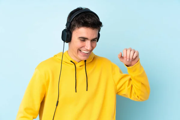 Tiener Kaukasische Man Geïsoleerd Paarse Achtergrond Luisteren Muziek Dansen — Stockfoto