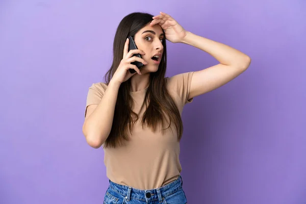 Молодая Белая Женщина Используя Мобильный Телефон Изолирован Фиолетовом Фоне Делает — стоковое фото