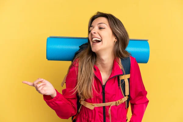 Joven Montañista Con Una Gran Mochila Aislada Sobre Fondo Amarillo —  Fotos de Stock