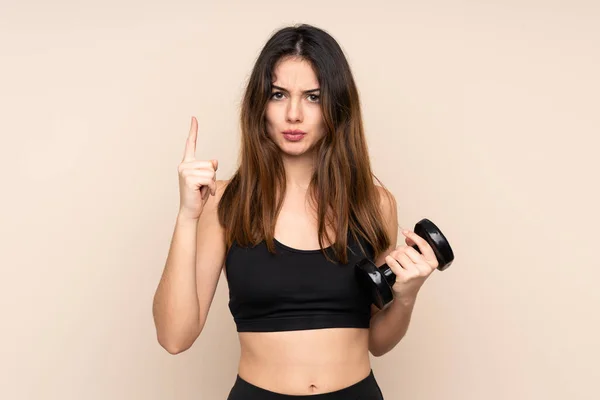 Mujer Deportiva Joven Haciendo Levantamiento Pesas Aislado Sobre Fondo Beige — Foto de Stock