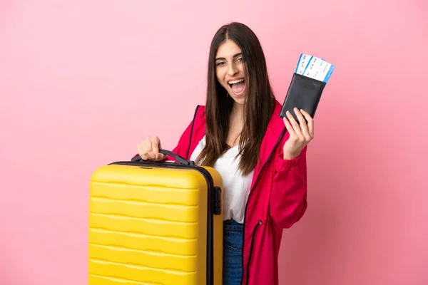 Jonge Blanke Vrouw Geïsoleerd Roze Achtergrond Vakantie Met Koffer Paspoort — Stockfoto