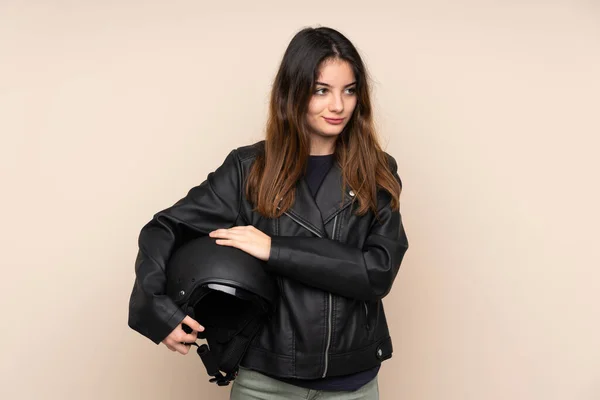 Mujer Con Casco Moto Aislado Sobre Fondo Beige Pensando Una —  Fotos de Stock