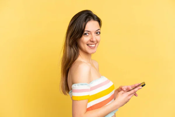 Νεαρή Καυκάσια Γυναίκα Απομονωμένη Κίτρινο Φόντο Στέλνοντας Μήνυμα Email Κινητό — Φωτογραφία Αρχείου