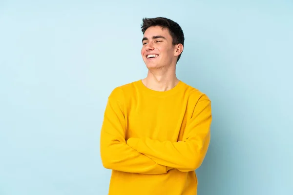 Adolescente Caucásico Guapo Hombre Aislado Púrpura Fondo Feliz Sonriente — Foto de Stock