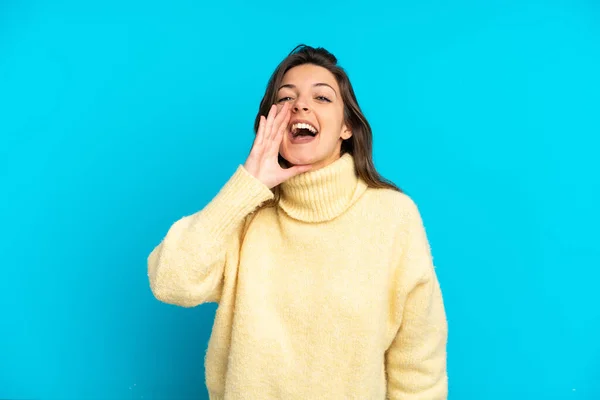 Giovane Donna Caucasica Isolato Sfondo Blu Gridando Con Bocca Spalancata — Foto Stock