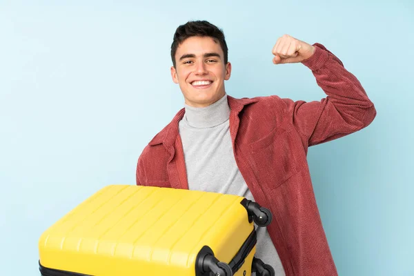 Tonåring Kaukasisk Man Isolerad Lila Bakgrund Semester Med Resväska — Stockfoto