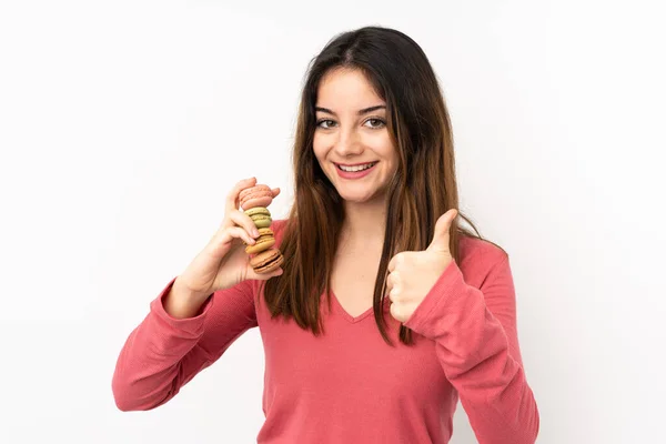 Jeune Femme Caucasienne Isolée Sur Fond Rose Tenant Des Macarons — Photo